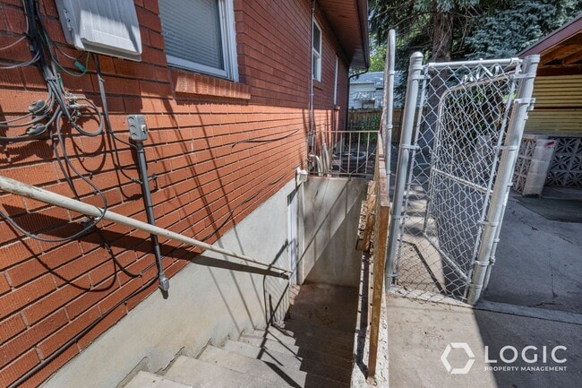 Building Photo - 615 15th St