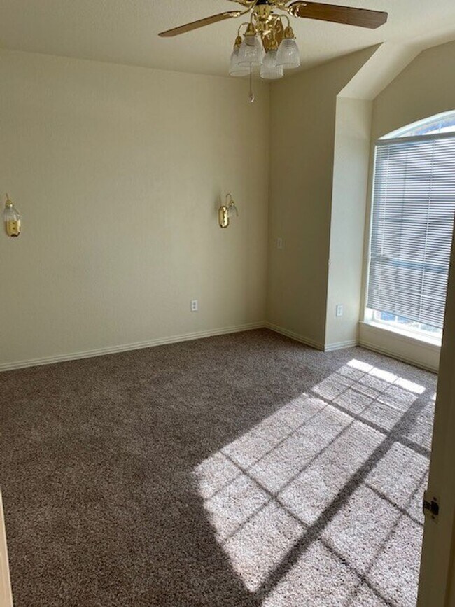 Building Photo - 3 BEDROOM 2 BATH 2 CAR GARAGE