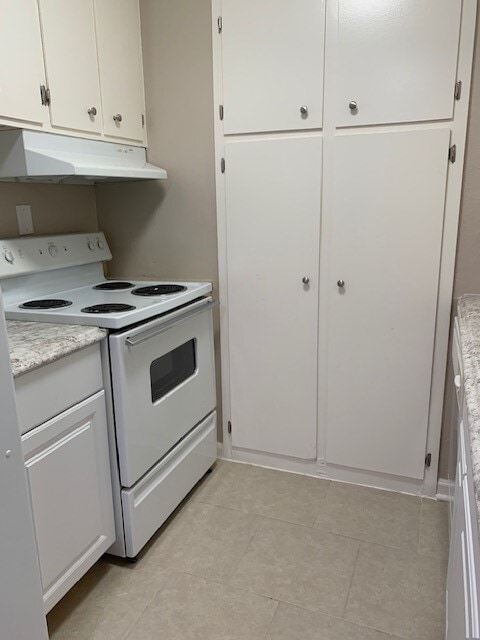 Kitchen - 4036 Bellefontaine St