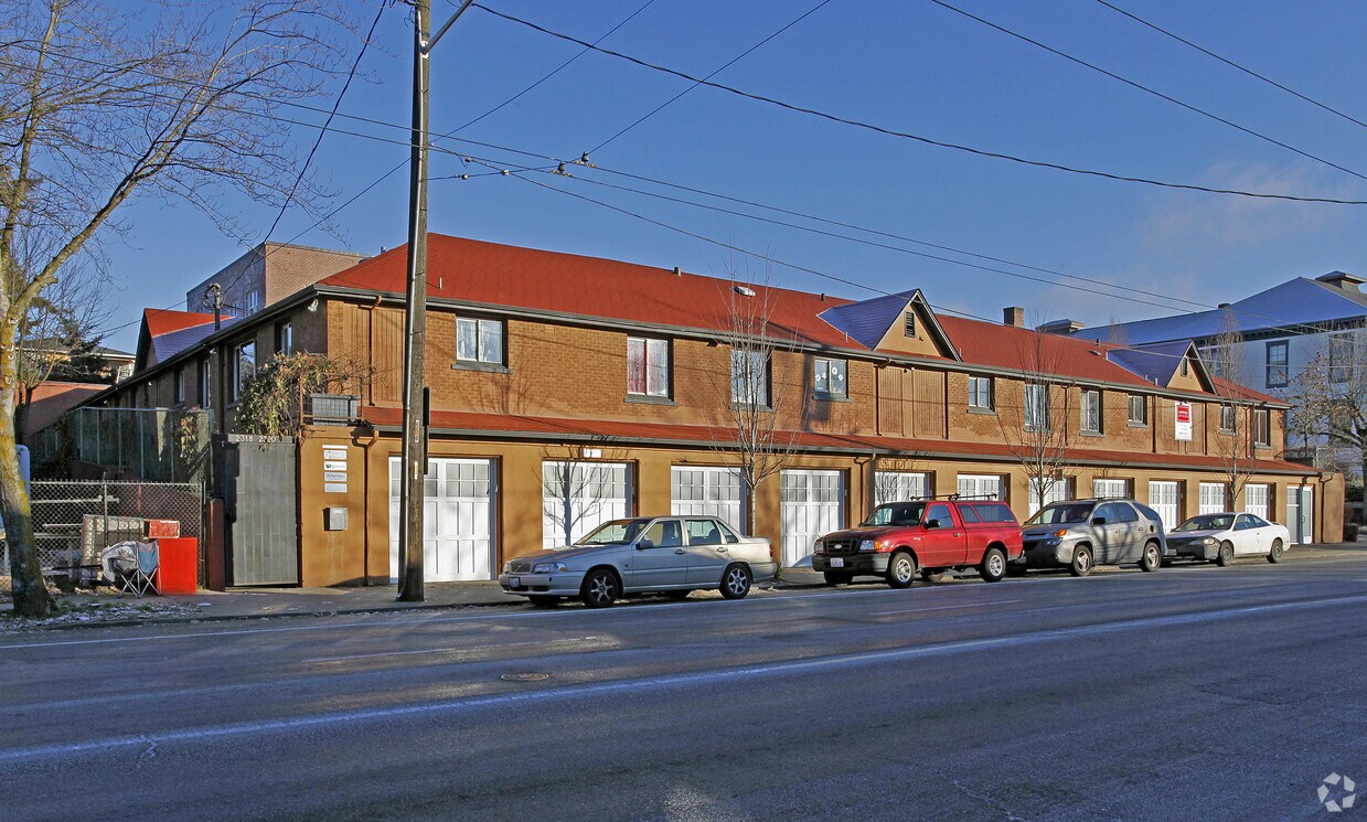 Building Photo - 705 24th Ave