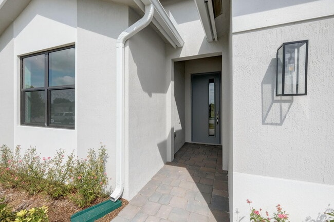 Building Photo - 5946 SE Sky Blue Cir
