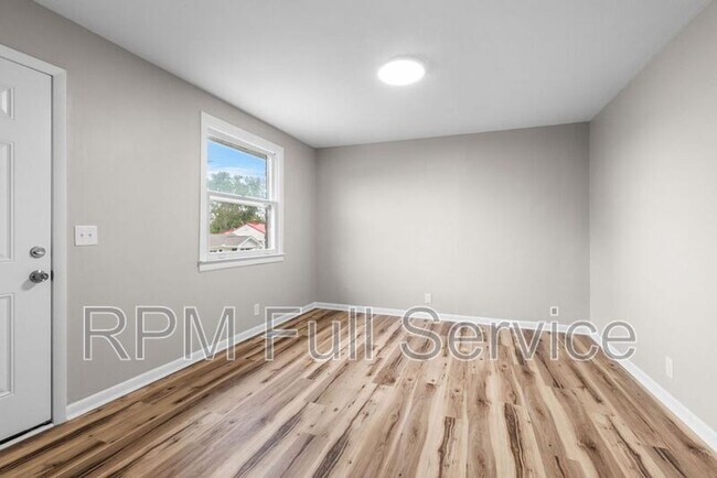 Foto del edificio - 895 W Sharpe Avenue