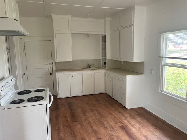 Foto del edificio - Cozy one bedroom with den and 1 car garage.  Nicely located right in the middle of town.