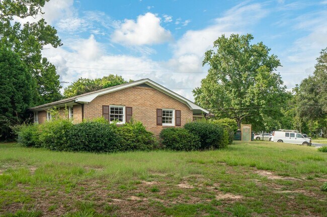 Building Photo - Spacious Single Family Home with Fenced Yard