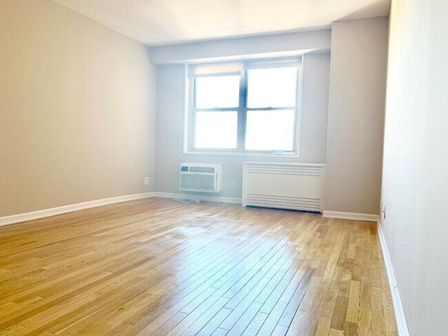 Building Photo - SPACIOUS LAY OUT- NEWLY RENOVATED- TRUE 2 ...