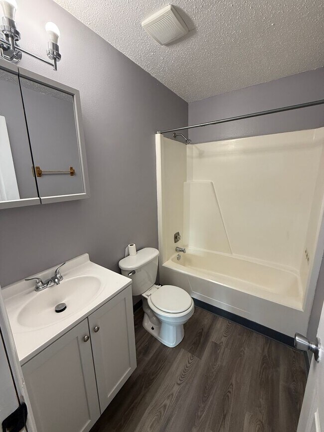 Foto del edificio - Freshly Remodeled 3 Bed / 2 Bath Duplex – Davenport, IA