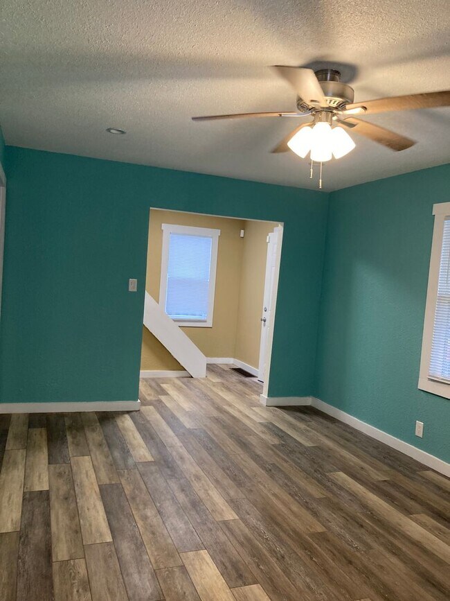 Building Photo - Price reduced! Move in by December half of...