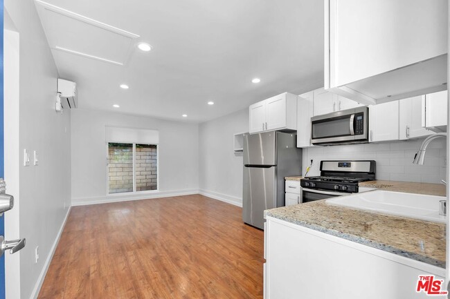 Foto del edificio - 7529 Oakdale Ave