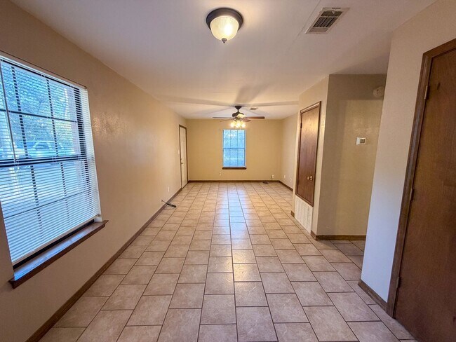 Foto del edificio - Well maintained 2 bedroom 1 bath duplex ~ lawn care, pest control & trash included!