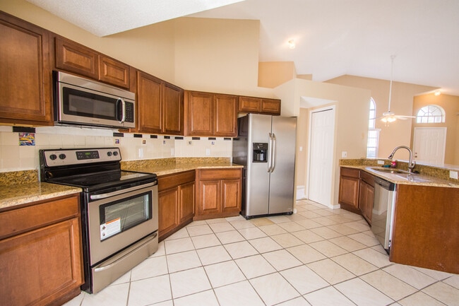 Foto del edificio - 3 Bed 2 Bath Home with Stainless Steel Appliances Near Poinciana Pkwy!