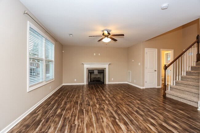 Building Photo - Beautiful 3 Bedroom Home with Great Locati...