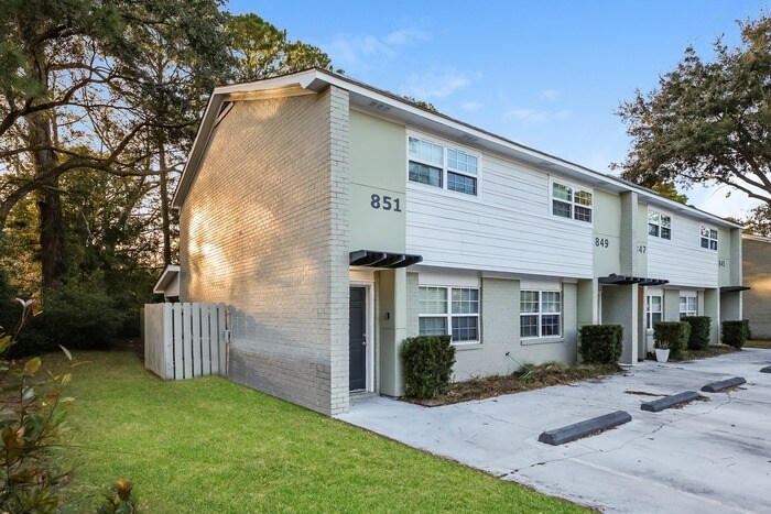 Building Photo - Rare 2 Bedroom in Mount Pleasant