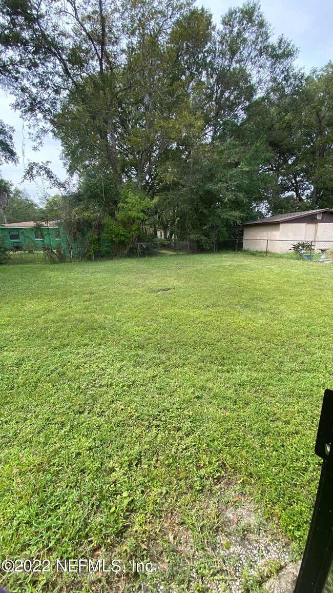 Building Photo - 9276 Greenleaf Rd