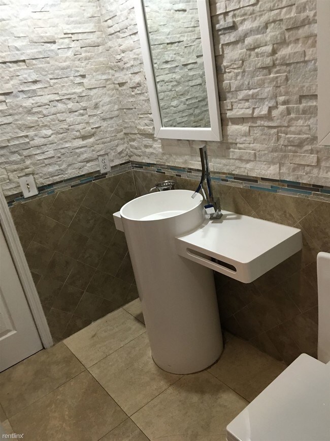 Foto del edificio - 8044 Twin Lake Dr