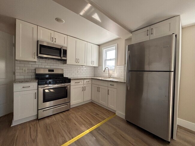 Kitchen - 355 River Dr