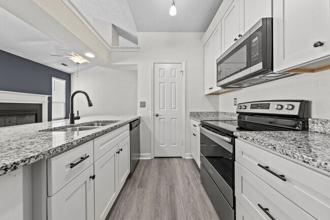 Foto del edificio - One Block From the Beach, Freshly Renovated Condo In Virginia Beach!