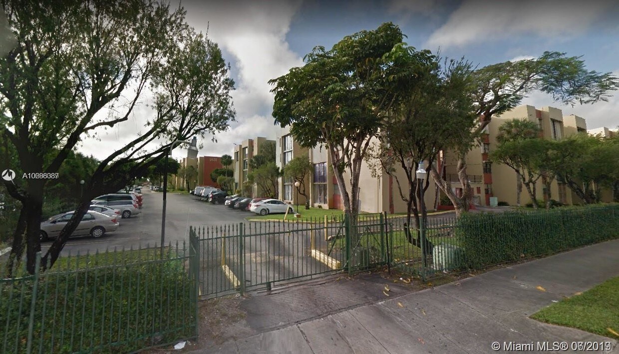 Foto principal - 9401 SW 4th St