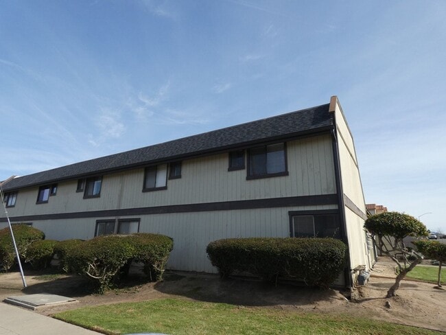 Foto del edificio - Townhouse in South Santa Maria with 1 car ...