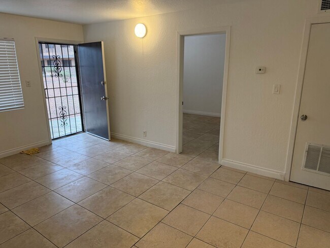Foto del edificio - 1 Bedroom 1 bath Condo in Central Las Vegas
