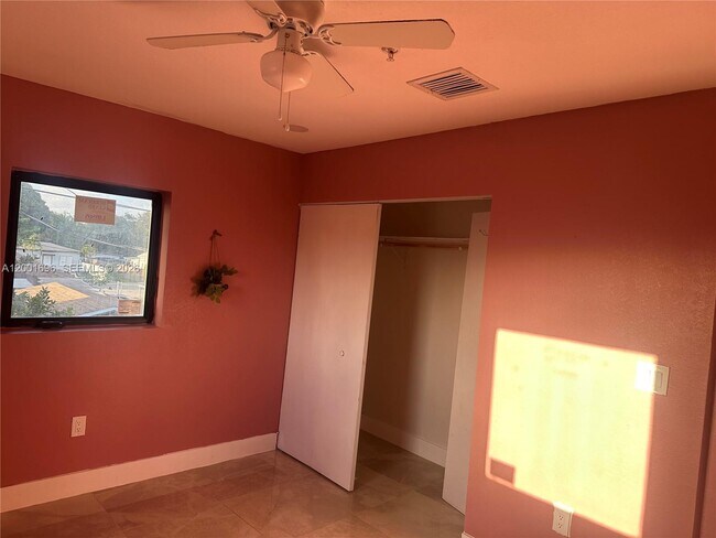 Foto del edificio - 587 NW 100th St