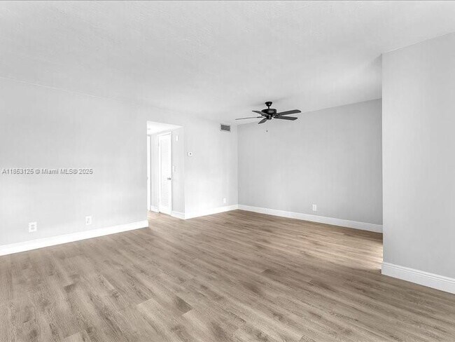 Foto del edificio - 300 Layne Blvd