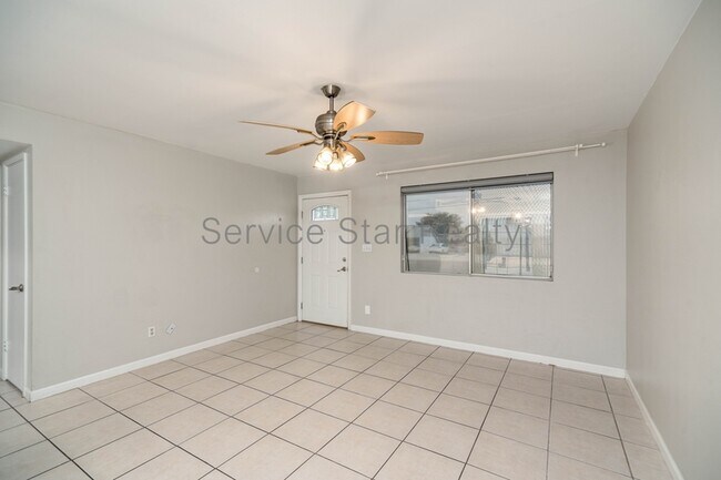 Foto del edificio - 1648 W Grovers Ave