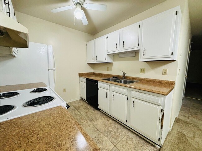 Building Photo - 3 Bedroom 1 Bath Condo