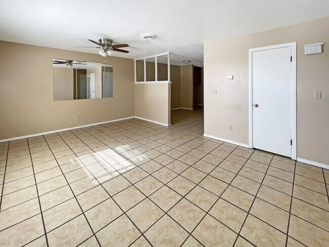 Building Photo - 614 E Sunset Dr