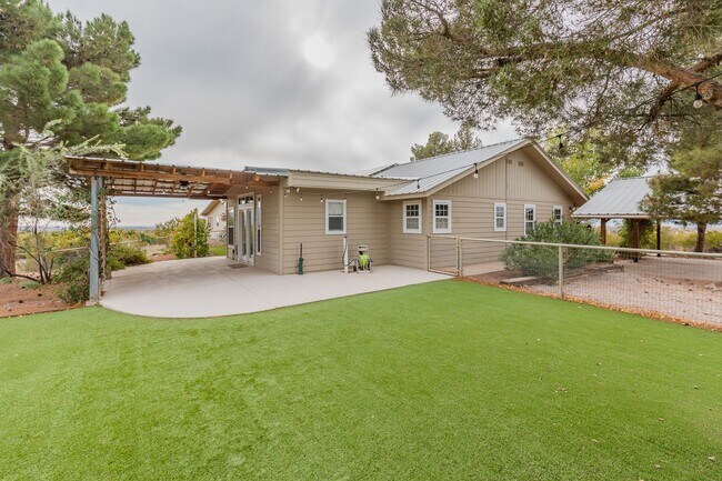 Foto del edificio - Private Country Home - Over 9 Acres of Lan...
