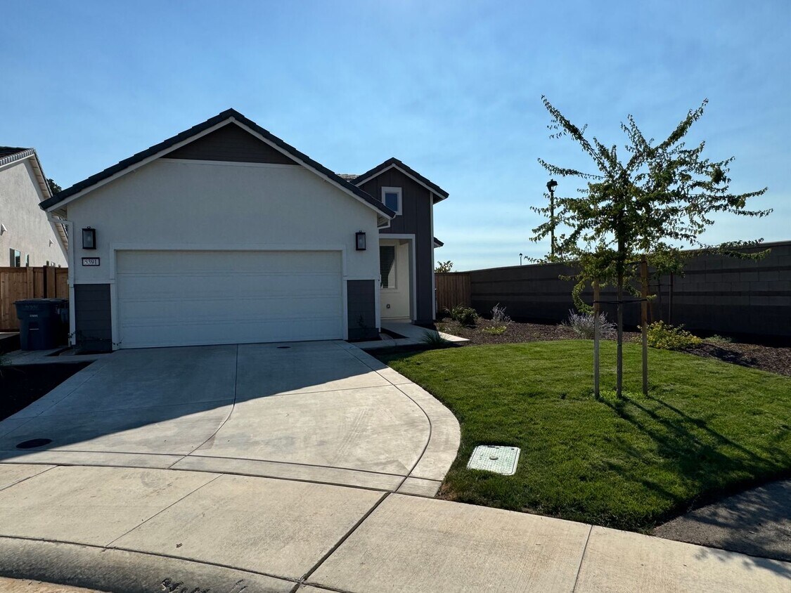 Foto principal - Avail 6/1. Solar home in 55+ gated communi...