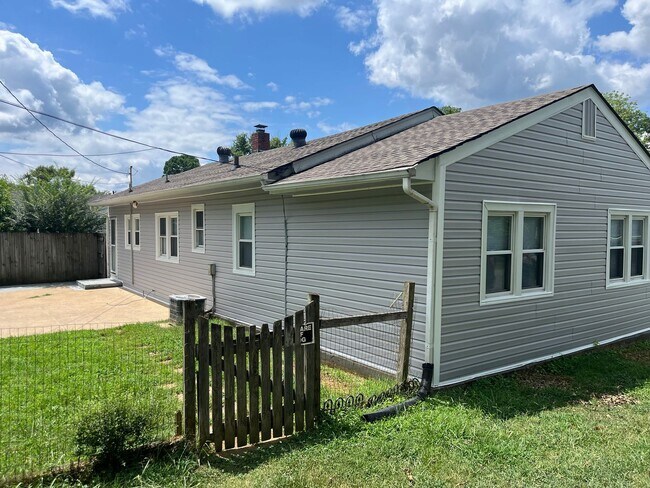 Foto del edificio - Remodeled three bedroom two bath cottage w...