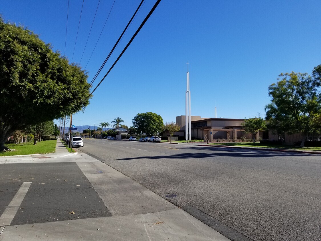 QUIET ORANGE NEIGHBORHOOD - 339 E Taft Ave