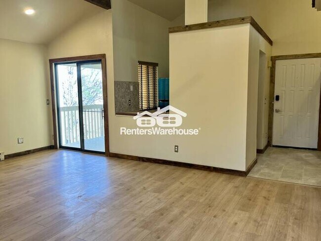 Building Photo - Recently Updated 2 Bedroom 1 bath Condo in Meadow Hills
