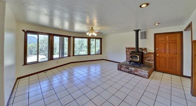 Foto del edificio - 735 Forest Hills Dr