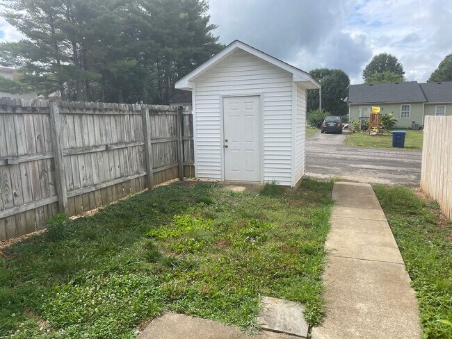 Building Photo - 122 Pebble Ct