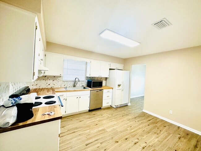 Building Photo - 261 Dillon Dr