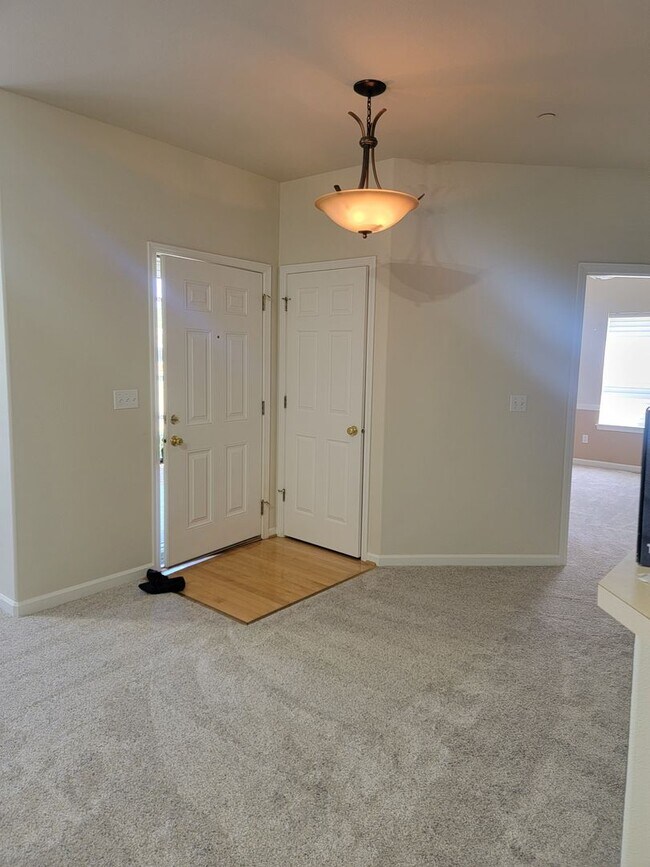 Foto del edificio - Dupont, NW Landing 2 Bedroom condo. Single...