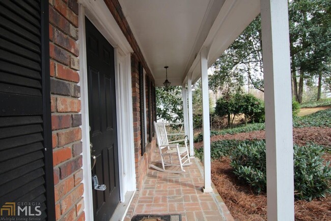 Building Photo - 340 Thornwood Dr