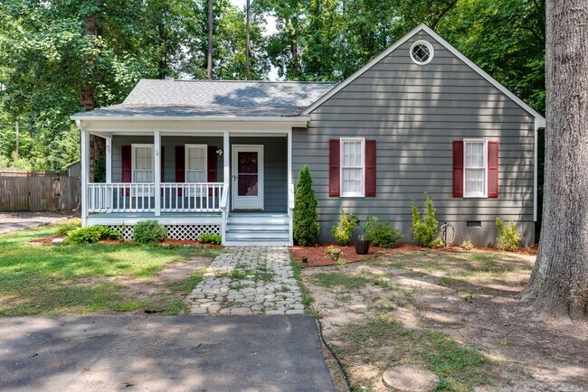 Building Photo - Beautiful, Spacious 3 Bedroom Rancher in M...