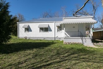 Building Photo - 904 8th St
