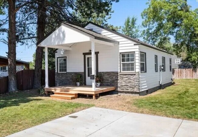 Foto del edificio - Charming 2 Bedroom Home with Fenced Backyard in Central Kennewick!