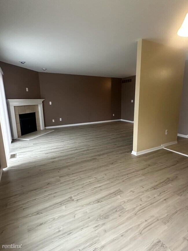Building Photo - 2 br, 1.5 bath Condo - 19006 Wilson St