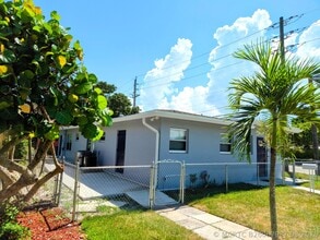Building Photo - 628 Monroe Dr