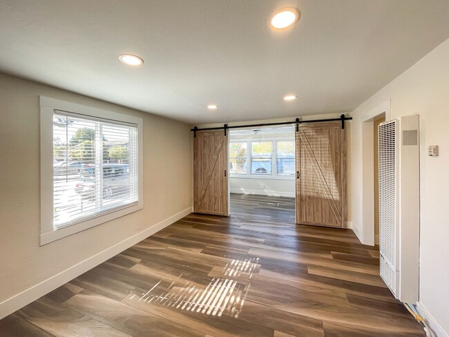 Building Photo - Refinished 3 Bedroom Seaside Cutie