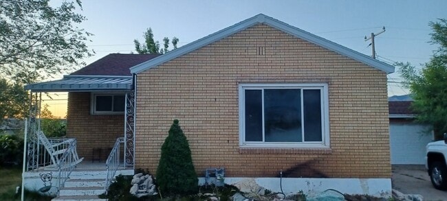 Building Photo - 360 W 4800 S