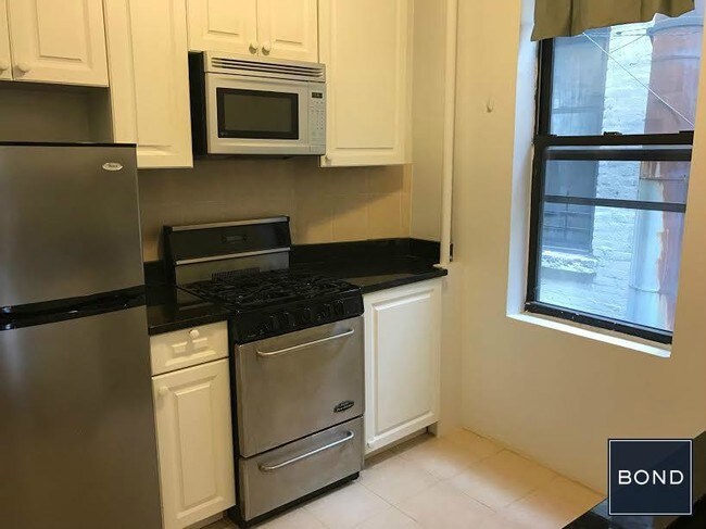Building Photo - 250 W 78th St