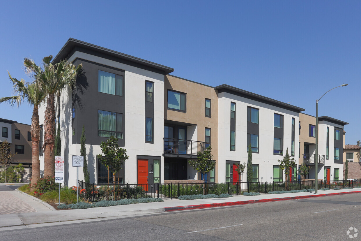 Building View - Trio Townhomes