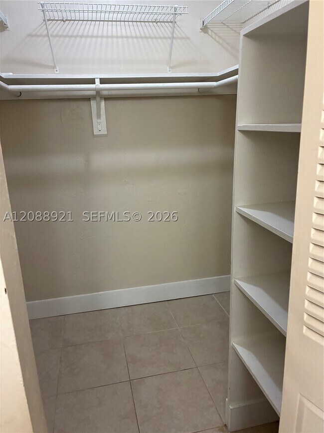 Foto del edificio - 8325 SW 72nd Ave