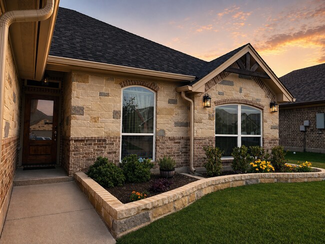Building Photo - AVAILABLE FOR MOVE-IN WITH A 2-WEEK NOTICE