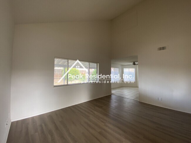 Foto del edificio - Lincoln 3bd/2.5ba House with 2 Car Garage ...